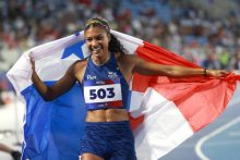 Gianna Wooddruff  festeja su triunfo en los 400 metros con vallas en la final de los Juegos Centroamericanos y del Caribe. Foto: EFE