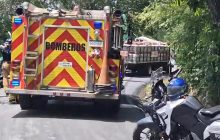 El tránsito vehicular por el sector se vio afectado mientras se realizaban las labores de socorro y la posterior remoción de los camiones accidentados. Foto. Thays Domínguez