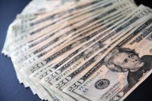 Según informó la Contraloría General de la República, la mayor parte de los recursos, $96.4 millones, será destinada a funcionarios del Gobierno Central. Foto: Pexels