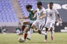 Juan Sigala de México (izq.) disputa el balón con Klissman de Gracia (cent.) de Panamá. Foto: EFE