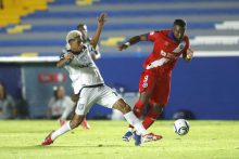 Nicholas Anderson de Umecit (izq.) disputa el balón contra Jorge Benguche, de Olimpia. Foto:EFE