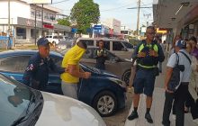 Cerca del Órgano Judicial se concentraron allegados de la educadora para seguir de cerca el avance del proceso contra Bosco Bolívar Barrera. Foto. Melquíades Vásquez
