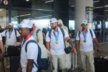 Jugadores del equipo de béisbol de Panamá con sus medallas de oro a su llegada al país. Foto: Fedebeis.