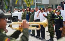 Sigue la búsqueda y rescate de centenares de personas atrapadas bajo los escombros. Foto: EFE