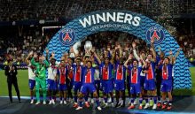 Jugadores del PSG levantan el trofeo de campeones de la Supercopa de Europa. Foto: EFE