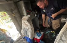Los binomios realizan recorridos e inspecciones a diferentes vehículos. Foto: Cortesía
