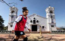 Por la muerte de la atleta, el Ministerio Público (MP) y la Policía Nacional (PN) mantienen las investigaciones de campo para dar con la captura de los responsables del crimen. Fotocomposición/IA 