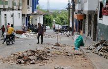 Viviendas con daños causados por el terremoto de magnitud 7,4. Foto: EFE