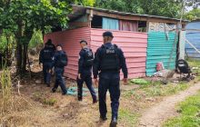 El representante del corregimiento de Puerto Caimito, Ulises González, exigió incrementar la presencia de agentes en los alrededores de los centros educativos ante la constante amenaza de presuntos vendedores de droga que acechan a los estudiantes. Foto. Eric Montenegro