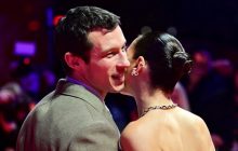 Dua Lipa (d) y Callum Turner (i), durante un evento en Berlín (Alemania). Foto: EFE / EPA / Fabian Sommer