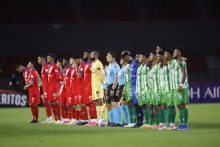 Jugadores de Olimpia y Alianza en el estadio Rommel Fernández. Foto: EFE