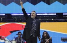 Miguel Bosé presentándose en el concierto 'Voces por la vida'. Foto: EFE / Carlos Ortega