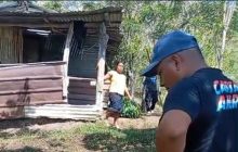 El pequeño de 8 años camina cerca de 2 kilómetros para llegar a la escuela..
