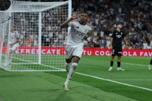 El delantero del Real Madrid, Kylian Mbappé, celebra su tercer gol en el partido ante Real Sociedad. Foto: EFE
