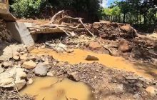 Adán Barría, residente del área, explicó que el paso permanece en malas condiciones desde hace aproximadamente dos semanas, luego de que una fuerte crecida del afluente provocara nuevos daños. Foto. Thays Domínguez