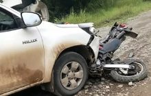 La trágica colisión ocurrió en el tramo de tierra comprendido entre Playa Chiquita y Palmira, e involucró a la motocicleta en la que viajaban los uniformados y a un vehículo tipo pickup. Foto. Diómedes Sánchez
