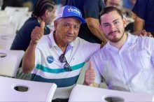Juan Diego Vásquez (derecha) junto a un seguidor de Vamos. Foto: Cortesía