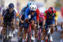  El ciclista francés Sebastien Tronchon (cent.) celebra la victoria en la décima etapa de la Vuelta a España. Foto:EFE