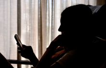 Una adolescente consulta una red social en su móvil. Foto. EFE