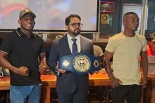 Olando 'Virus' Mosquera (der.)  terminó con el invicto de Jonathan Miniel (izq.) y se llevó el título welter.