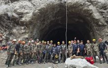 Equipos de rescate en la bajada del túnel del proyecto hidroeléctrico Upper Trishuli 1. Foto: EFE