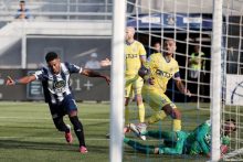 Édgar Yoel Bárcenas festeja su primer gol en el fútbol de Grecia. Foto: @yobar23