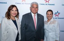 La primera dama, Maricel de Mulino; el presidente, José Raúl Mulino y la administradora del Canal, Ilya Espino de Marotta. Foto: Cortesía 