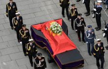 El féretro del rey Harald V de Noruega es trasladado desde el Palacio a la Catedral de Oslo para el funeral, en Oslo, Noruega. Foto: EFE