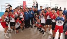 El ministro de Educación, Ventura Vega, y Roberto Durán, junto a los boxeadores panameños que estarán en el torneo 'El Legado'. Foto: Meduca