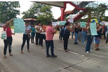 La protesta provocó severas afectaciones al tránsito por la carretera Interamericana, mientras los manifestantes exigían la presencia de la directora regional de Educación, María Pimentel. Foto. Melquíades Vásquez