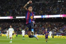 El delantero brasileño del Raphinha celebra uno de sus goles ante el Racing de Santander. Foto: EFE