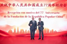 Carlos Guevara Mann, Viceministro de Asuntos Multilaterales y Cooperación, junto al embajador de China. Foto: Cortesía