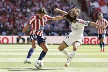 El delantero del Atlético de Madrid Giuliano Simeone (izq.) pelea un balón ante el defensa del Real Madrid Marc Cucurella durante el partido de LaLiga. Foto: EFE