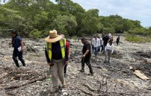 En tanto, Eduardo A. Castillo, director administrativo de la Autoridad de Aseo, se comprometió a colaborar en la solución de la problemática existente en Playa Chiquita. Foto. Eric Montenegro