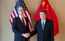 El secretario del Tesoro de Estados Unidos, Scotte Bessent (i), posando junto a su homólogo de China, He Lifeng. Foto: EFE