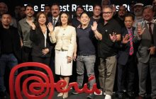El chef peruano Mitsuharu 'Micha' Tsumura (c-d), junto a la presidenta de la Comisión de Promoción del Perú para la Exportación y el Turismo, Teresa Mera Gómez (c-i). Foto: EFE / Paolo Aguilar 