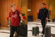 El técnico Thomas Christiansen  y el jugador Davis Murillo a su llegada a la India,. Foto: FPF/IA