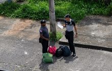En el interior del equipaje se hallaron dos armas de fuego, 24 celulares, droga y otros artículos prohibidos. Foto. Cortesía