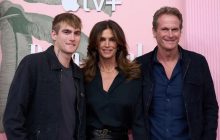 Presley Gerber (i), Cindy Crawford (c) y Rande Gerber (d). Foto: EFE / EPA /Allison Dinner