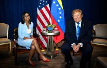 La presidenta interina de Venezuela, Delcy Rodríguez (i), posa junto al presidente de Estados Unidos, Donald Trump. Foto: EFE