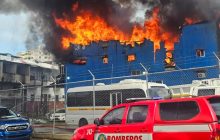 Bomberos controlan el incendio. Foto: Cortesía