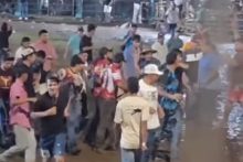 Un frupo de personas trataron de ayudar a la persona atacada por el toro. Foto. Redes