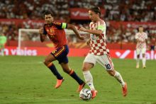 El centrocampista de Croacia, Luka Modric (der.), conduce el balón ante el centrocampista de la selección española, Rodrigo. Foto: EFE