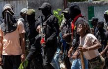 Integrantes de Brigadas de Autodefensa participando durante una protesta en la que exigen a las autoridades medidas para controlar el incremento de la violencia en Puerto Príncipe (Haití). Foto: EFE