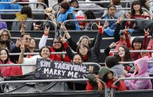Personas posan este viernes, previo al concierto de la banda surcoreana BTS, en Bogotá (Colombia).  Foto: EFE