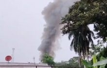 Los bomberos acudieron a atender la emergencia para evitar que el fuego pudiera extenderse.