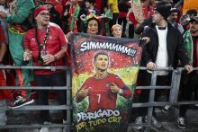 Aficionados da muestra de agradecimiento a Cristiano Ronaldo. Foto: EFE