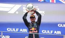  El piloto neerlandés Max Verstappen, celebra su victoria en el Gran Premio de Baréin. Foto:EFE