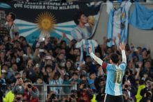 Lionel Messi de Argentina saluda, al finalizar un partido amistoso entre Argentina y Benín en el estadio Monumental. Foto: EFE