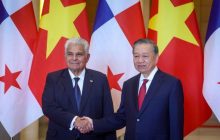 El presidente de Vietnam, To Lam (d), junto a su par panameño, Jose Raul Mulino (i), durante la visita del líder centroamericano al país asiático. Foto: EFE